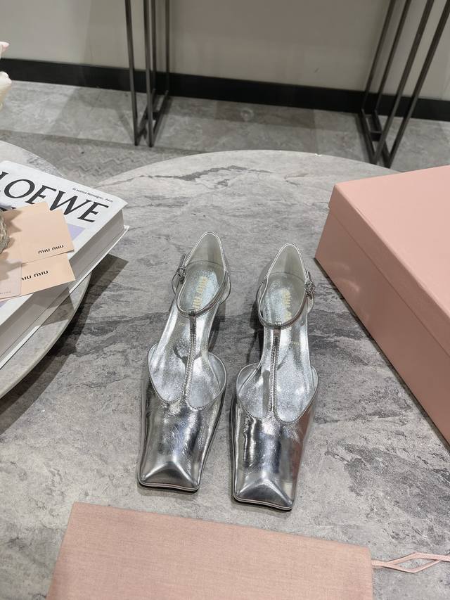 Miu Miu 24春夏新款复古方头粗跟凉拖 简单又经典 时髦复古vintage Miumiu中古鞋 非常百搭 不挑人 穿着不累脚 绝对入手不亏的一双！ 面料: